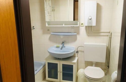 Rheidt Apartment | Biete ruhige Zwei-Zimmer Souterrain-Wohnung