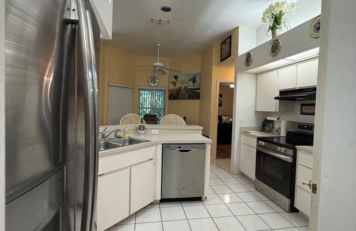 Gainesville House | Big 4-bedroom home minutes from North Fl, Shands, Oaks Mall & Ben Hill Stadium
