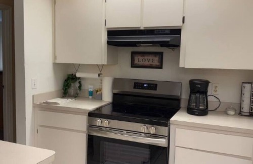 Gainesville House | Big 4-bedroom home minutes from North Fl, Shands, Oaks Mall & Ben Hill Stadium