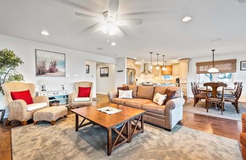 South End Condo | Big 5BR , 3Bth - 2000+ SF. Oceanfront, Elevator, Great Views, Huge beach!