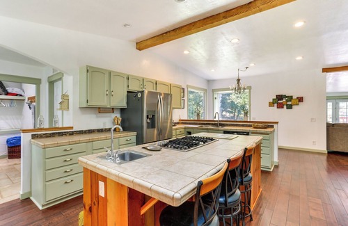 Big Bar House | Big Bar Home w/Hot Tub & Fire Pit!