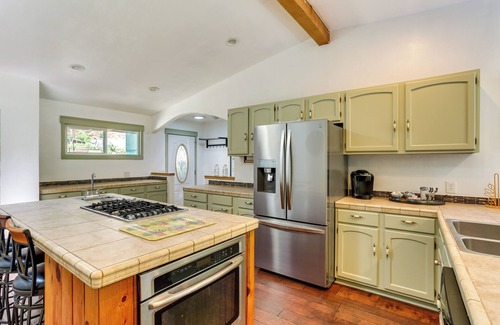 Big Bar House | Big Bar Home w/Hot Tub & Fire Pit!
