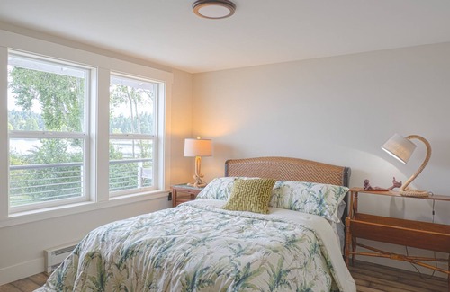 Kingston House | Big Beachfront Home. Walk to Ferry or Town, Kayak, Crab, Relax---NO CLEANING FEE