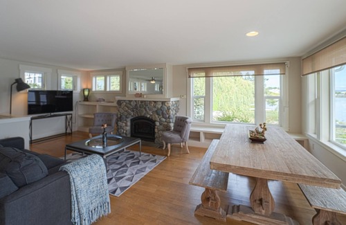 Kingston House | Big Beachfront Home. Walk to Ferry or Town, Kayak, Crab, Relax---NO CLEANING FEE
