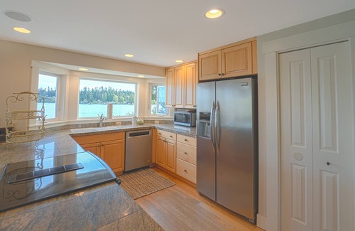 Kingston House | Big Beachfront Home. Walk to Ferry or Town, Kayak, Crab, Relax---NO CLEANING FEE