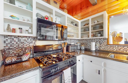 Big Bear City Cabin | Big Bear Bungalow ~ Cozy Mountain home with fenced yard, grill, fireplace, & washer/dryer