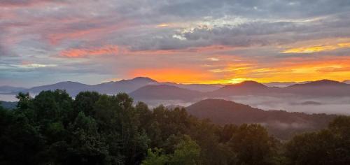 Waynesville House | Big Bear Lodge-Hot tub-Gazebo-Million dollar Views