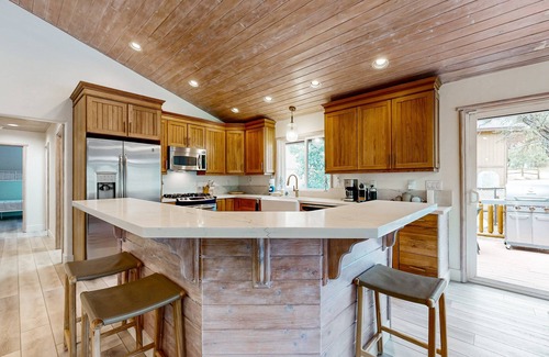 Eagle Mountain Estates Cabin | Big Bear White Skies ~ Fantastic cabin with fireplace, game room, mountain view, & hot tub