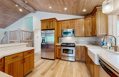 Eagle Mountain Estates Cabin | Big Bear White Skies ~ Fantastic cabin with fireplace, game room, mountain view, & hot tub