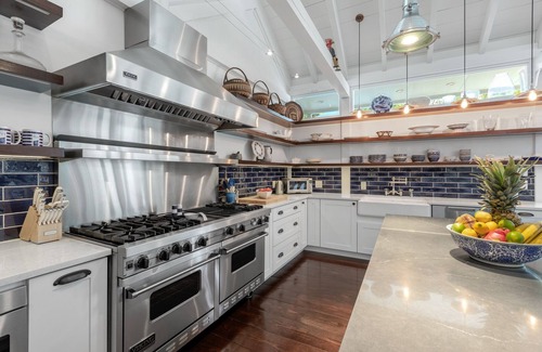 White Street Gallery District House | "Big Blu" is a 5-bed, 4-bath home with a heated pool in downtown Key West.
