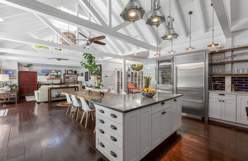 White Street Gallery District House | "Big Blu" is a 5-bed, 4-bath home with a heated pool in downtown Key West.