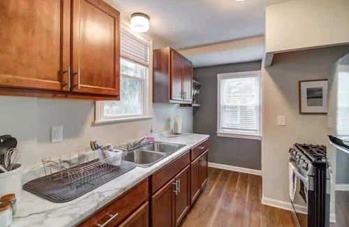 Cleveland House | Big Blue Dog - Pet Friendly - Big Yard