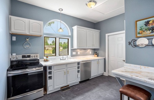 King House | Big Blue on QQ - 5 Br House Near the Chain of Lakes