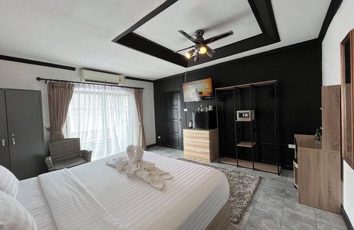 Patong Hotel | Big Boys' Bed & Burger