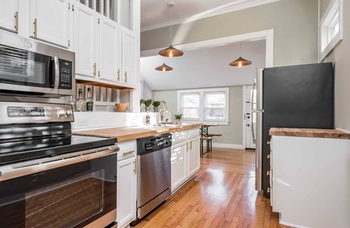 Highlands House | Big Chill! 5br 2ba Walkable- Hot tub!