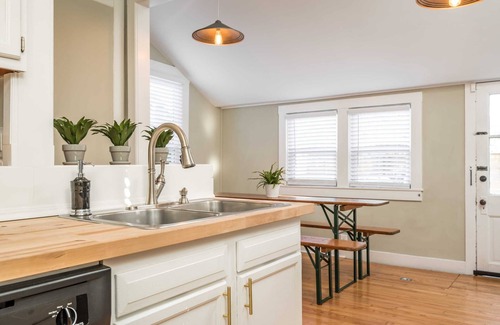 Highlands House | Big Chill! 5br 2ba Walkable- Hot tub!