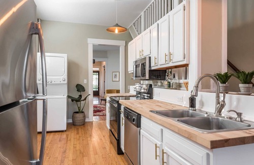 Highlands House | Big Chill! 5br 2ba Walkable- Hot tub!