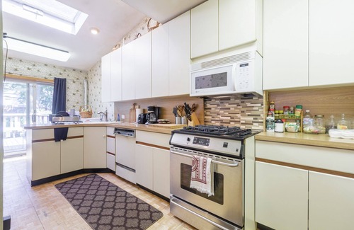 Queens House | Big Comfy Beds & Breakfast on the Deck