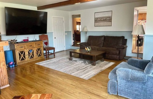 Williamsville House | Big & Cozy 3-bedroom House with Driveway, Huge TV & Fireplace in Buffalo Suburbs