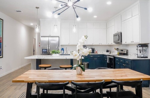 Cedar Crest House | Big D Dallas Home : Hot Tub, Fire pit, large yard