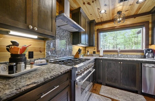 Hochatown Cabin | Big Deck Energy Arcade, Bunks & Horseshoes