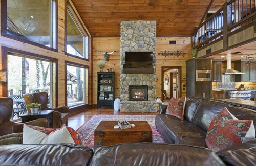 Hochatown Cabin | Big Deck Energy Arcade, Bunks & Horseshoes