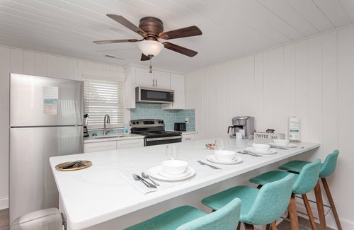 Crescent Beach House | Big dog friendly*Outdr Shower*1 blk to beach