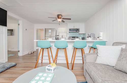 Crescent Beach House | Big dog friendly*Outdr Shower*1 blk to beach