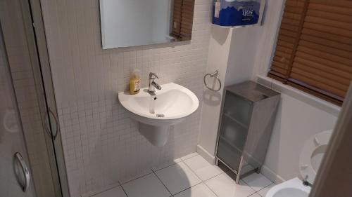 Crofton Park House | Big ensuite room with shower and rest room and good garden view