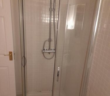Crofton Park House | Big ensuite room with shower and rest room and good garden view