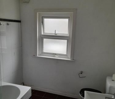Crofton Park House | Big ensuite room with shower and rest room and good garden view