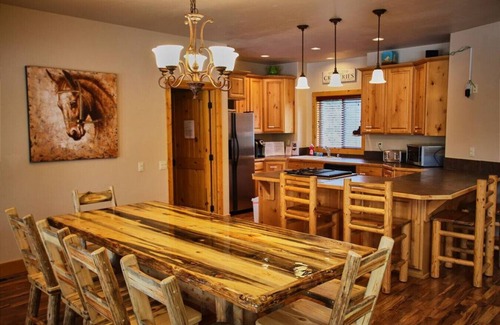 Donnelly Cabin | Big Family Cabin, 5BR + Hot Tub + Cozy Fireplaces