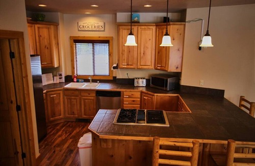 Donnelly Cabin | Big Family Cabin, 5BR + Hot Tub + Cozy Fireplaces