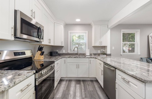 Buckroe Beach House | Big Family Getaway - Walk to the Beach! Sleeps 10!