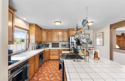 Estacada House | Big Fun Home: Jet-tub BBQ Crib Ping-pong Step-free near Disc Golf & Kayaking