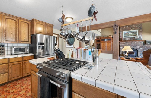 Estacada House | Big Fun Home: Jet-tub BBQ Crib Ping-pong Step-free near Disc Golf & Kayaking