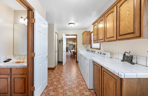Estacada House | Big Fun Home: Jet-tub BBQ Crib Ping-pong Step-free near Disc Golf & Kayaking