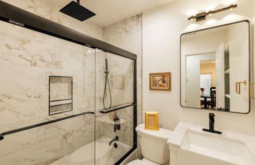 Sweetbriar House | Big Group, Affordable, Comfy, Big Beds, Rain Shower, SoCO Eateries