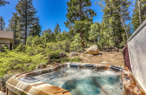 Lake Forest House | Big Horn Luxury Lodge - 4 BR w Hot Tub & Close to Lake!