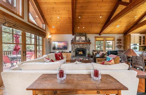Lake Forest House | Big Horn Luxury Lodge - 4 BR w Hot Tub & Close to Lake!