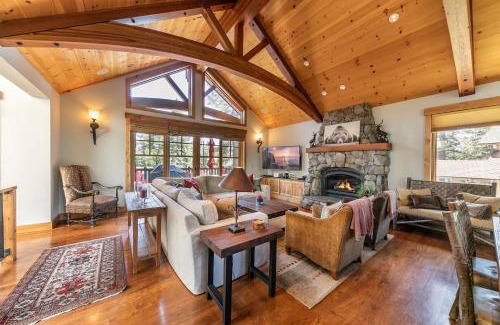Lake Forest House | Big Horn Luxury Lodge - 4 BR w Hot Tub & Close to Lake!