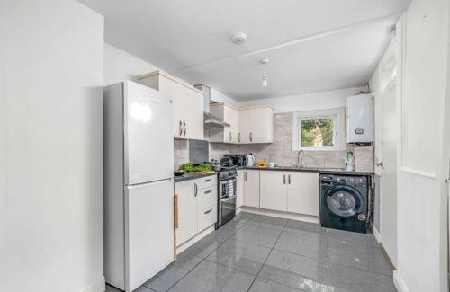 New Cross Apartment | Big House, 5 beds, 2 bathrooms, Contractors Dream, Great transport links