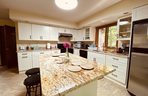 East Stroudsburg House | Big House On The Hill, Pocono - Hot tub, Sauna, Fireplace