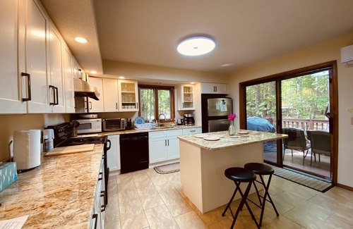 East Stroudsburg House | Big House On The Hill, Pocono - Hot tub, Sauna, Fireplace
