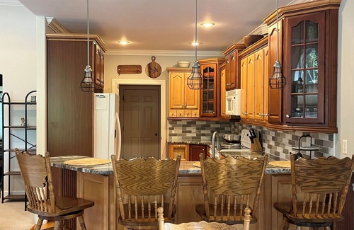 Roach House | BIG ISLAND TIME Lakefront Family Vacation Home-4Bd-4BA-Sleeps 15-Cove-Dock-Slip
