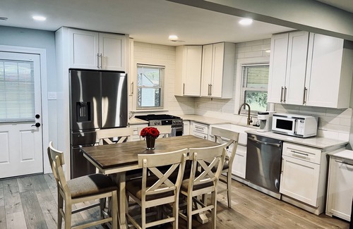Buechel House | ‘Big’ Little Farmhouse w Hot Tub- 4bd