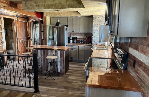 Pierre Cabin | Big Lodge on the prairie in the ♥️ of SD: Broken Arrow Farms - 9 BR, 8.5 BA