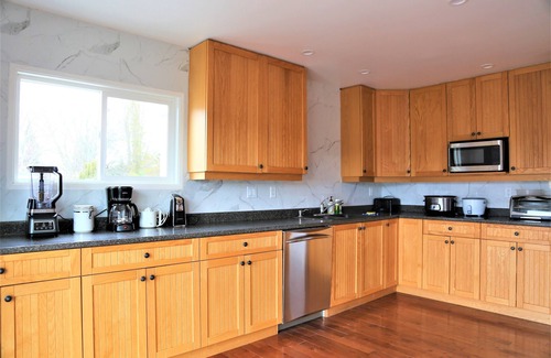 Colwood House | Big Ocean Breeze House close to Park and University
