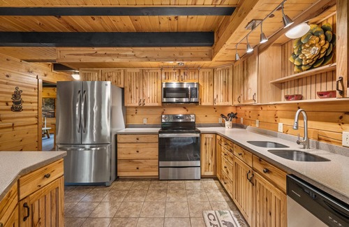 Logan Cabin | Big Pine Luxury Lodge-Master Bedroom En-Suite & Private Covered Deck-Hot Tub