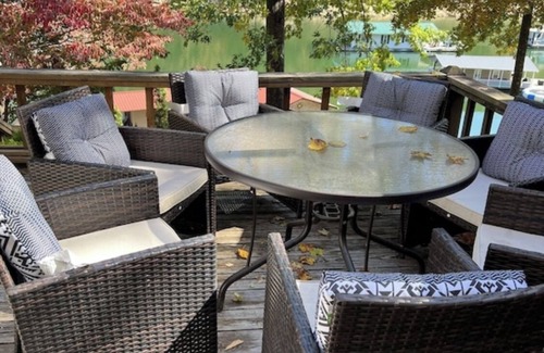 Speedwell House | Big Private Dock! 3 BRM, 2 Bath house 64 steps from the water, WIFI